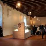 La prima area che incontriamo � �sdoppiata� in due saloni contigui, quello aragonese e quello angioino, dove sono esposte ceramiche e maioliche testimonianza della vita condotta a corte